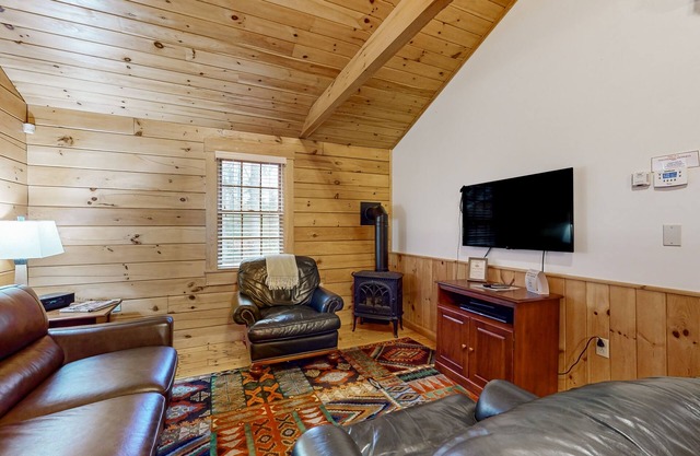 Charming cabin getaway with firepit, kitchen, WiFi & nature at your door