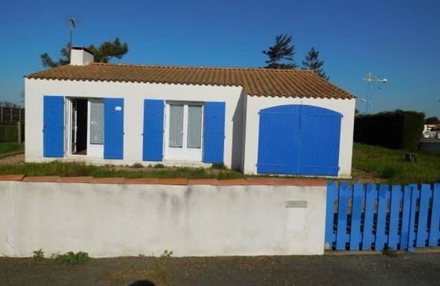 Acogedora vivienda unifamiliar con jardín cerca de la playa y del puerto, mascotas permitidas