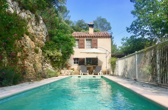 Encantadora casa de campo convertida junto al bosque, piscina privada, excelentes vistas