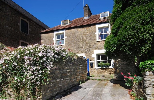 Charming Cottage in the Heart of Frome with parking
