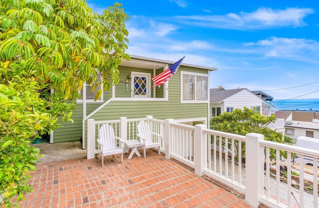 Charming cottage near beach with ocean views, patio, fireplace, washer/dryer