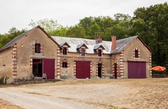 Casa única en castillo del siglo XVIII, cerca de Châteauroux, con museo, chimenea, jardín y wifi