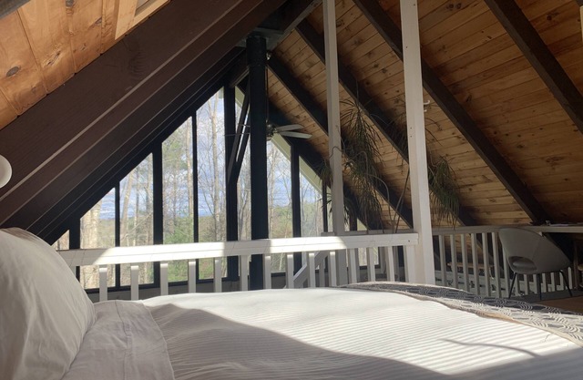 Charming Cottage w/ Sauna, close to hiking trails, ski lodges & Great Barrington