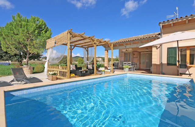 Encantadora casa de campo en zona tranquila con piscina, terraza, vistas impresionantes, internet