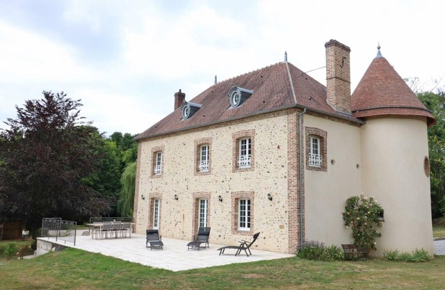 Casa con torre, terraza, jardín y estanque en el corazón del campo parisino