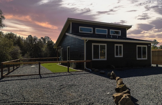 Charming Cozy Eco Hut - Serene Yosemite Escape - The Black Swan
