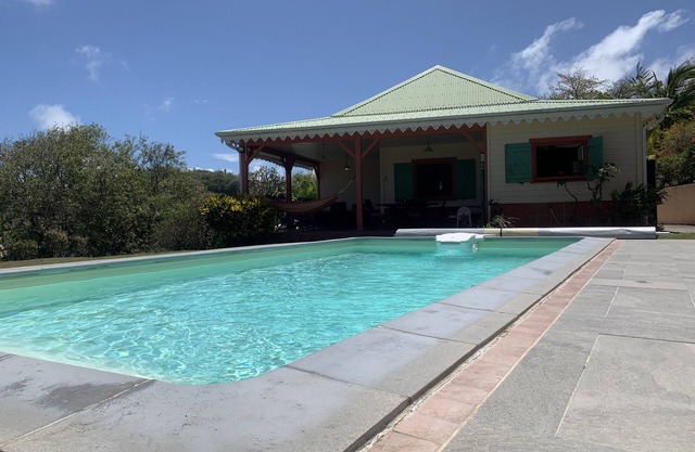 CHALET CREOLE CON ENCANTO CON PISCINA