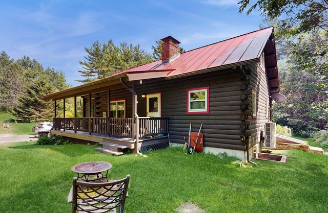 Charming, dog-friendly cabin with a full kitchen, free WiFi, & private hot tub