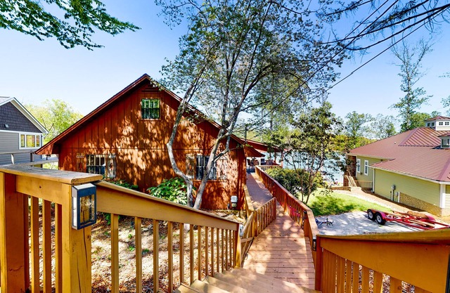 Charming dog-friendly lakefront home w/dock, firepit, huge deck