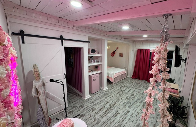 Charming Dolly Themed Studio on beautiful 40 Acres in Lebanon TN near Nashville