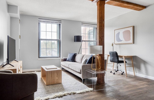 Charming Dorchester/Milton 1BR next to Milton T stop, by Blueground