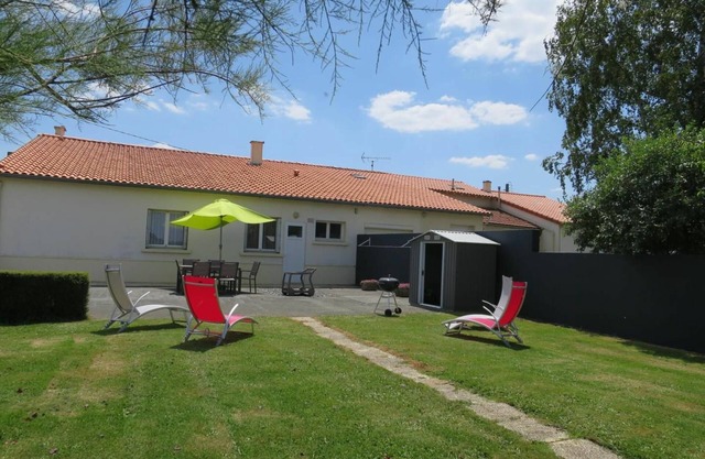 ¡Escápate a un encantador gîte familiar con terraza, cerca de viñedos y actividades diversas!