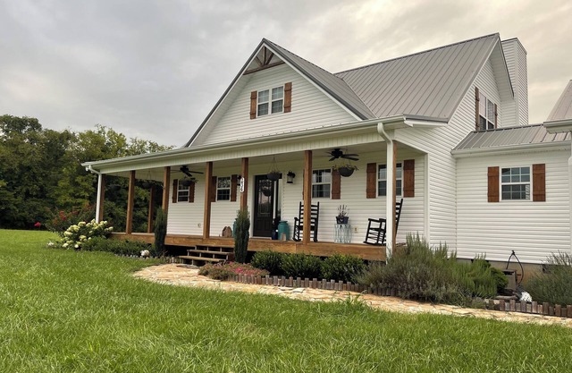 Charming Farmhouse Retreat in welcoming Strawberry Plains