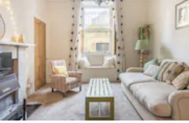 Charming flat in quiet cobbled street in Stockbridge facing the river with patio