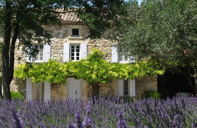 La granja Estivalière, provenzal entre viñedos y lavanda