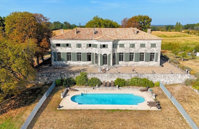 Chartreuse 17, encanto, gran piscina y billar cerca de las Bastidas