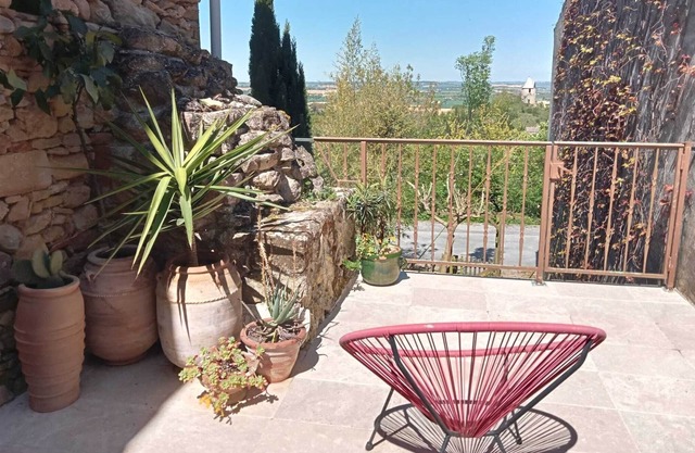 Charming house on the heights of a Cathar village. Ideal for families