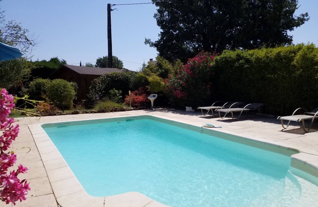 Planta 2 dormitorios con piscina privada en un jardín arbolado