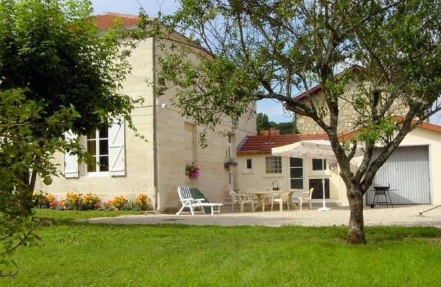 Gîte indépendant 19ème, 4 ch., jardin clos, près du lac, activités de plein air, parking privé