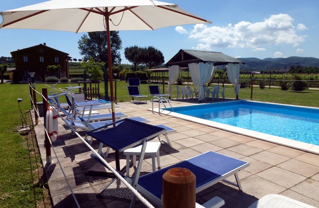 Encanto casa de vacaciones con piscina en una finca de vino cerca de Asís. Wi-Fi gratis