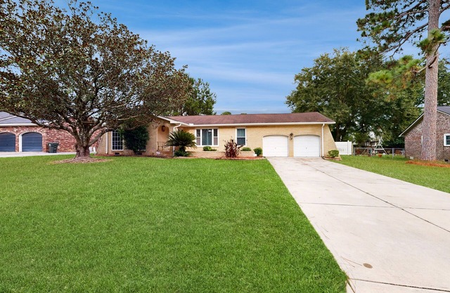 Charming home- Dog Friendly, Private Pool w/ Private Putting Green