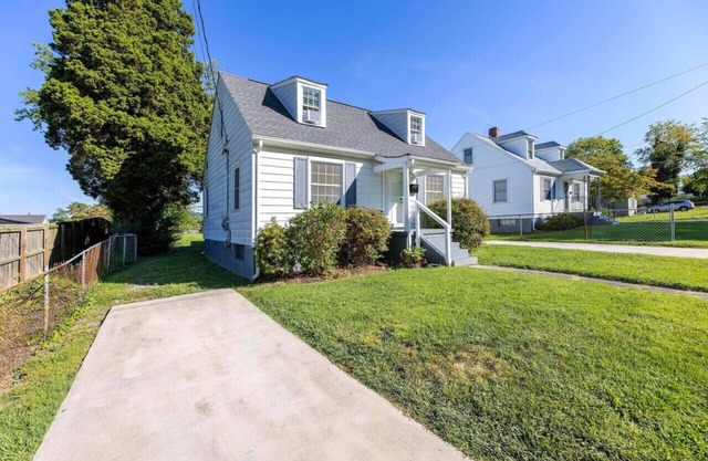 Charming home for 8 * Close to State St *