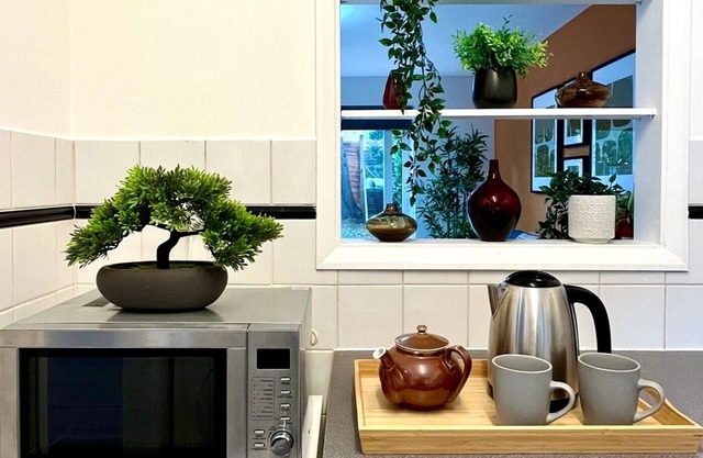Charming Home Near Gatwick Airport