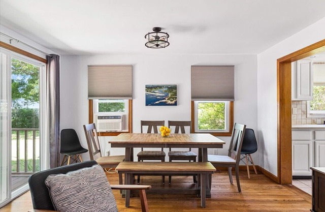 Charming Home, pocketed along Narrow River!