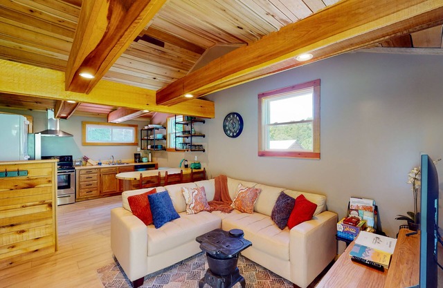 Charming home with grill, deck, & washer/dryer - near Asheville