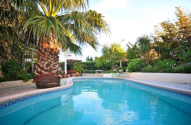 Villa con piscina grande sin vis-à-vis en alta mar cerca de Roussillon para 6 pers.
