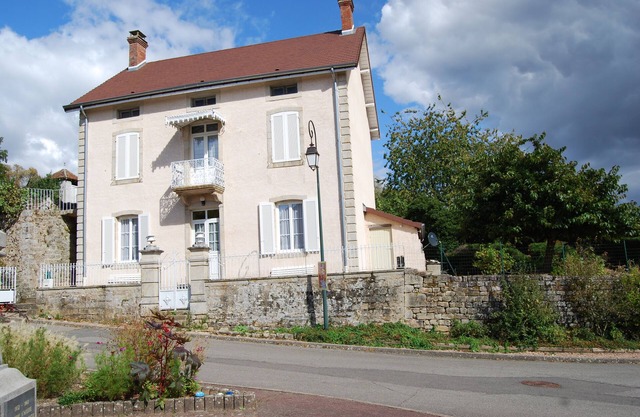 Encantadora casa en el sur de Borgoña, en un pequeño pueblo, con piscina