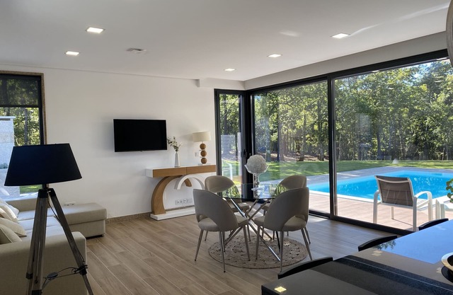 ENCANTADORA CASA CON PISCINA EN UN TRANQUILO Y RELAJANTE PARQUE PRIVADO