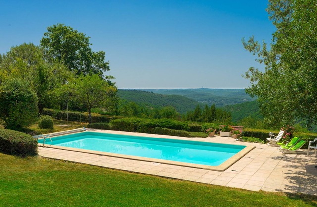 CASA CON ENCANTO, GRAN PISCINA CLIMATIZADA, EXCELENTE VISTA Y GRAN TERRENO