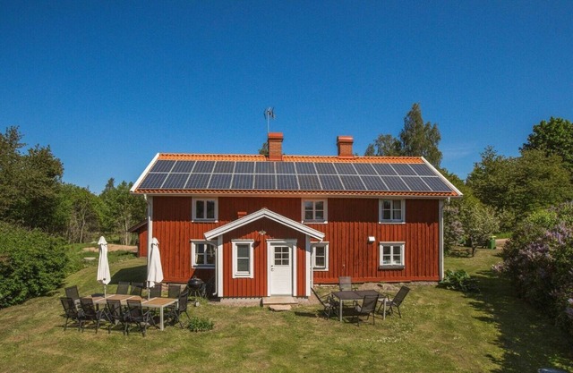 Charming house with beach,jetty,sauna,boats 9 km from Gränna and Lake Vättern