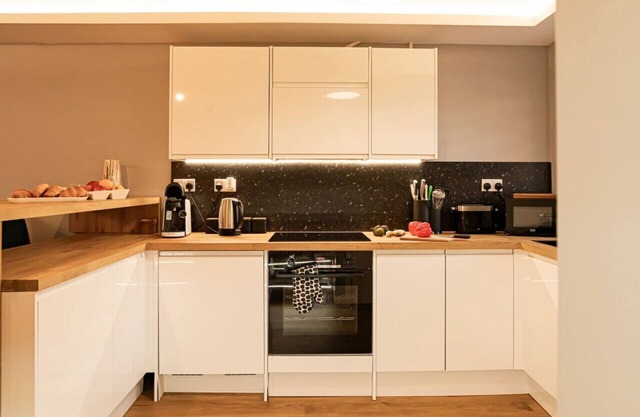 Charming House - Sleeps 4 - Free Parking