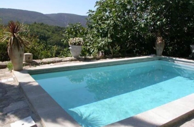 Encantadora casa con piscina privada en el corazón del pueblo.