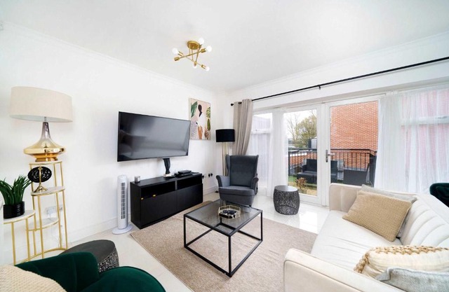 Charming House With Private Backyard and Parking