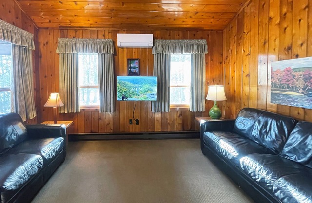 Charming Lake Front Cabin in the Poconos