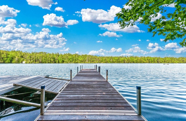 ¡NUEVO LISTADO! ¡Encantadora cabaña frente al lago con muelle privado y porche cubierto!
