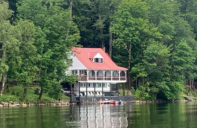 Charming Lakefront Home: Big Porches, Kayaks & Room to Gather
