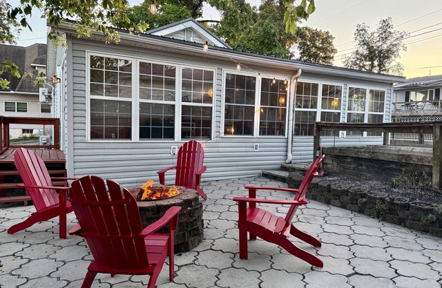 Charming Lakeview Cottage w/Water View - Pet Friendly