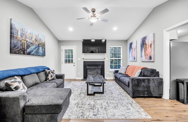 Charming & Modern Home / Prime Location / Sleeps 8