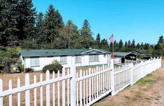 Encantadora casa del noroeste con una cocina completa, patio trasero privado, cerca del lago Tapps.