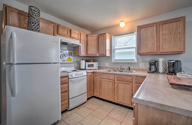 Charming One-Level Home w/ Deck, Walk to Dtwn