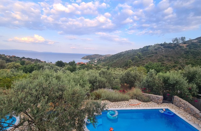 Encantadora villa enclavada entre olivos con impresionantes vistas al mar.