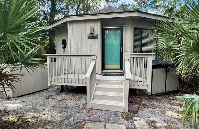 Actualizado y acogedor Sea Pines Cottage con vista a la laguna - 5 minutos a pie de playa