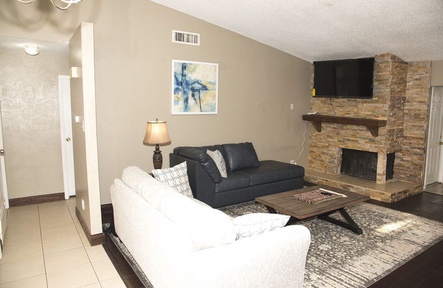 PROMO 15% WEEKLY/23% MONTHLY DISCOUNT! Cozy Plano Home 3 Beds 2 Baths, Renovated