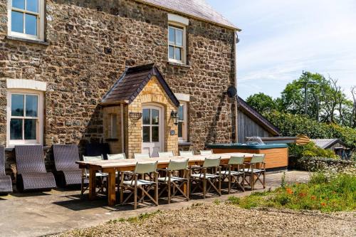 Charming Rural Escape with Hot Tub Play Room BBQ