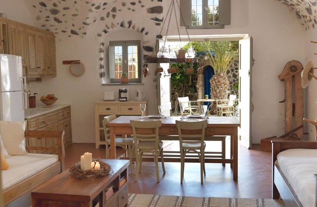 Charming Santorini Villa | Pori House | 1 Bedroom | Rustic & Traditional Interior | Exo Gonia