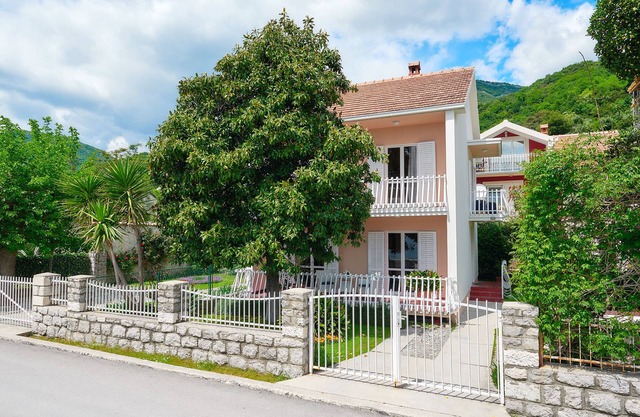 Villa Magnolia encanto frente al mar, 4 * en Bijela, bahía de Kotor / 6 personas